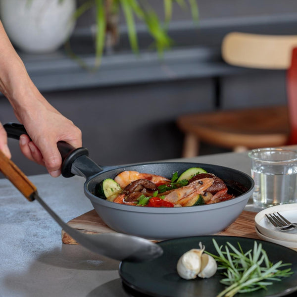 【送料無料】フライパン28cm  当店オリジナル Peacetar Black Label アルミ鋳物フライパン